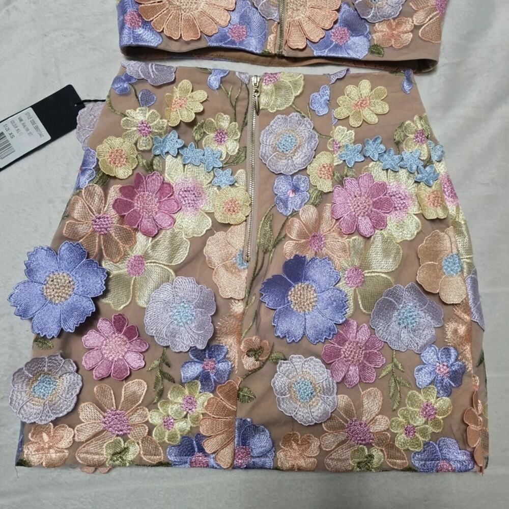 Designer Elliat 2 Piece Pastel Floral Avalynn Mini Skirt & Crop Top Set XS - Picture 11 of 11